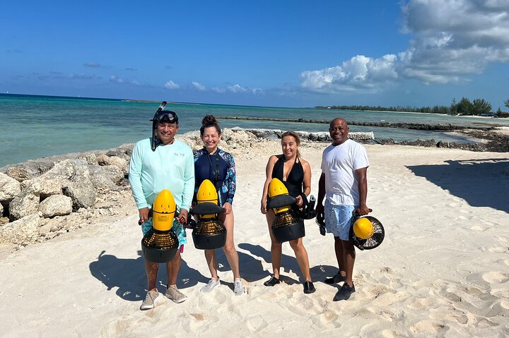 Aventura de snorkel en scooter marino en las Bahamas