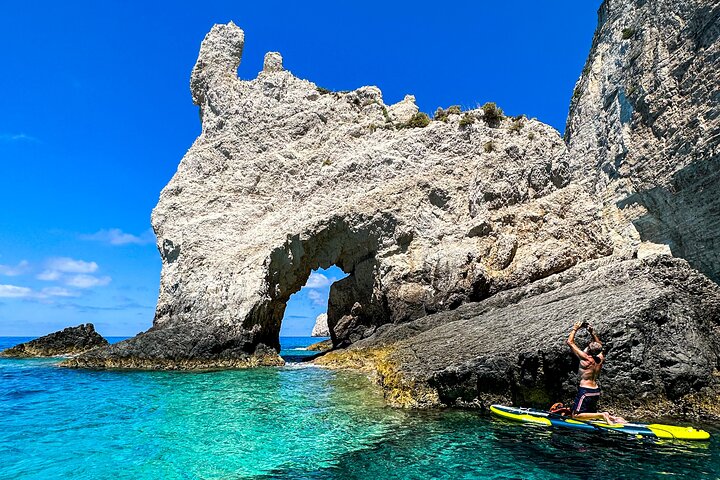 Tour esclusivo del relitto e delle grotte blu: fino a 10 ospiti