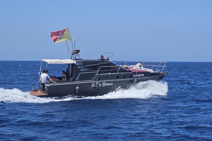 Excursión de medio día en barco por Palermo con Palermo Experiences