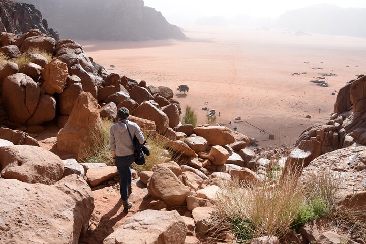 Wadi Rum: Explorer Jeep Tour PASS + lokaal eten + optioneel verblijf