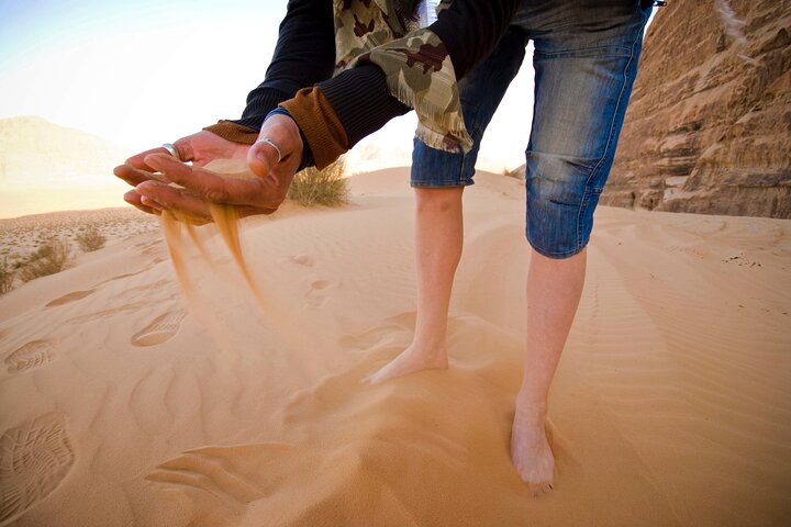 Wadi Rum: Explorer Jeep Tour PASS + lokaal eten + optioneel verblijf