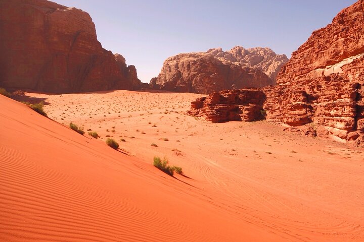 Wadi Rum: Explorer Jeep Tour PASS + lokaal eten + optioneel verblijf