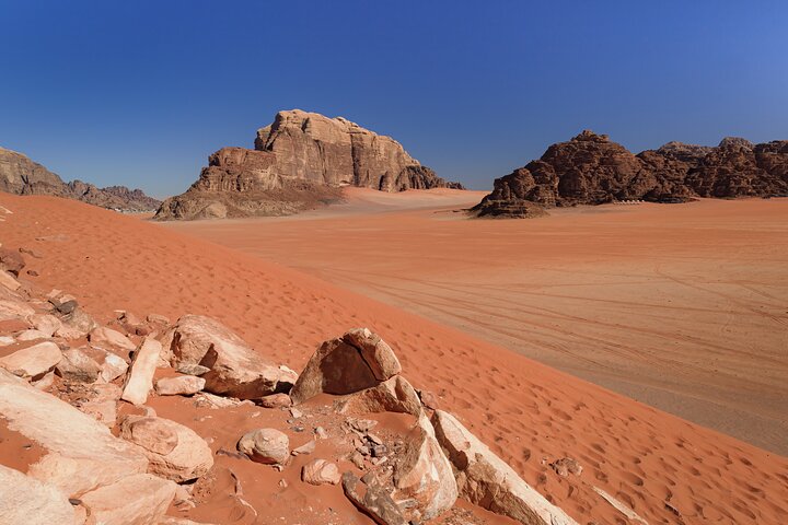 Wadi Rum: Explorer Jeep Tour PASS + lokaal eten + optioneel verblijf
