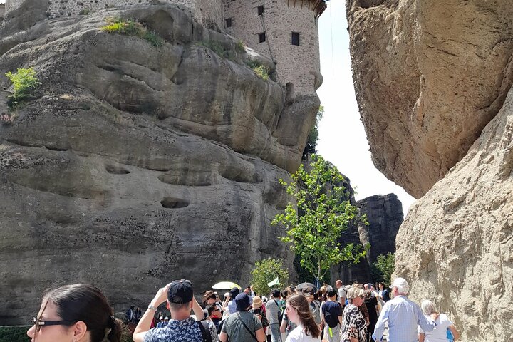 De Atenas: viagem de um dia pela história das cavernas e mosteiros de Meteora de trem