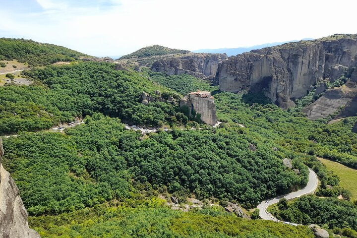 De Atenas: viagem de um dia pela história das cavernas e mosteiros de Meteora de trem