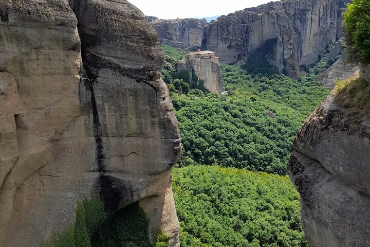 De Atenas: viagem de um dia pela história das cavernas e mosteiros de Meteora de trem