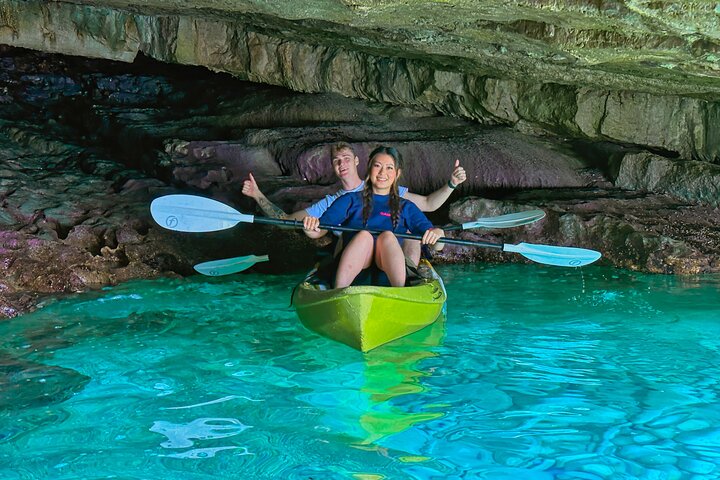 Pula : Tour en kayak por la Cueva del Mar con Snorkel & Cliff Jumping
