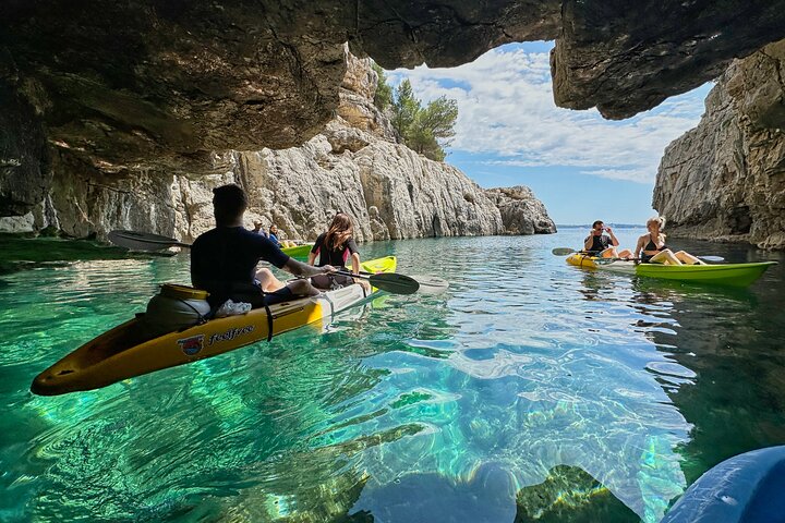 Pula : Tour en kayak por la Cueva del Mar con Snorkel & Cliff Jumping