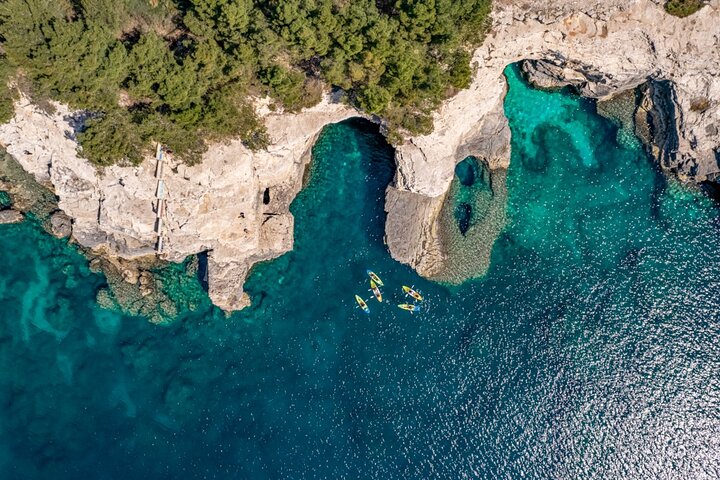 Pula : Tour en kayak por la Cueva del Mar con Snorkel & Cliff Jumping