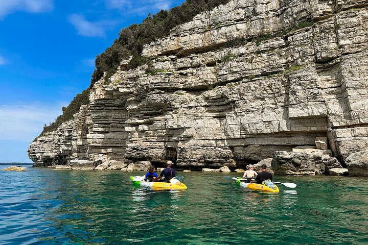 Pula : Tour en kayak por la Cueva del Mar con Snorkel & Cliff Jumping