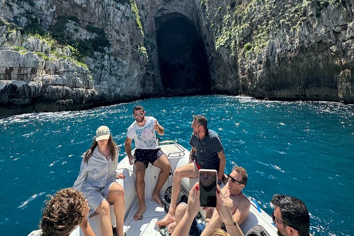 Excursion en bateau rapide à Karaburun, à la grotte Haxhi Ali et à l'île de Sazan