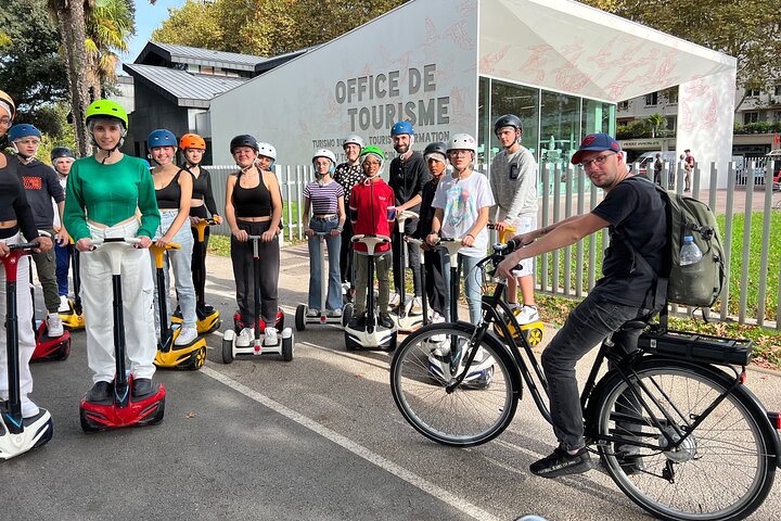Giro insolito ed ecologico su un Segway e una bici elettrica a Bayonne