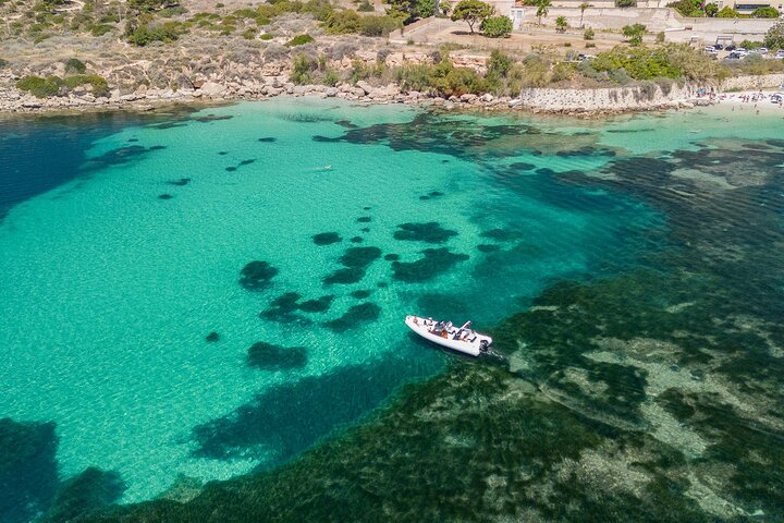 Cagliari båttur med Sardatrips; simma, snorkla, ta en drink och få i dig snacks