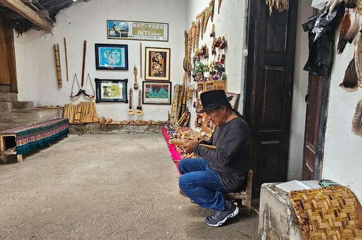 Otavalo-markt, kunst en muziek met het midden van de wereld (zonnewijzer)