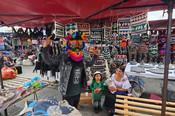 Otavalo-markt, kunst en muziek met het midden van de wereld (zonnewijzer)