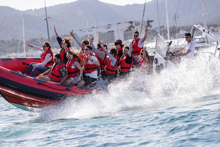 Alcudia : excursion de 3 heures en hors-bord avec visite touristique, découverte des grottes marines et plongée avec tuba