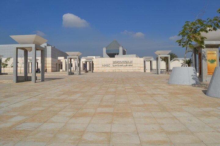 Do porto de El Sokhna: visita guiada à Pirâmide de Gizé e ao Museu Nacional