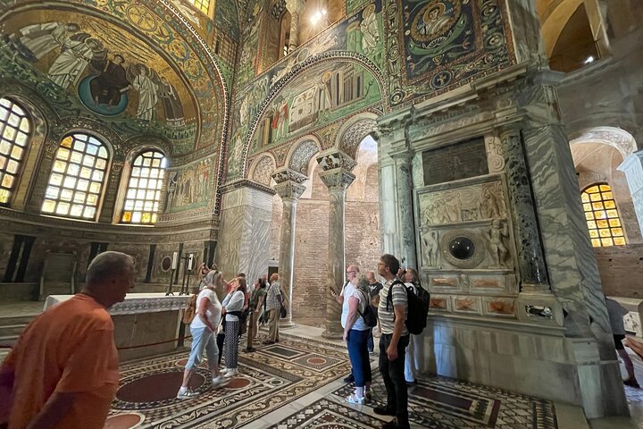 Tour esclusivo a piedi privato di Ravenna con un esperto locale