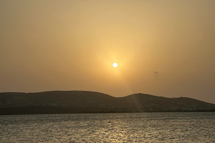 Visite au coucher du soleil autour d'Antiparos | Tour en bateau privé