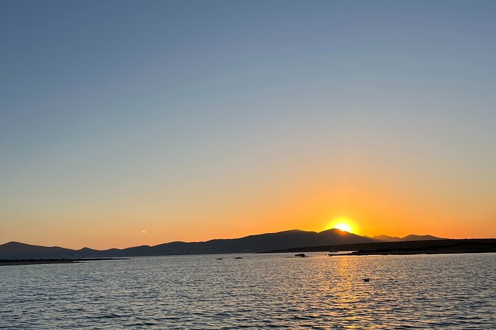 Visite au coucher du soleil autour d'Antiparos | Tour en bateau privé