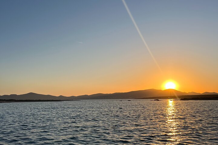 Visite au coucher du soleil autour d'Antiparos | Tour en bateau privé