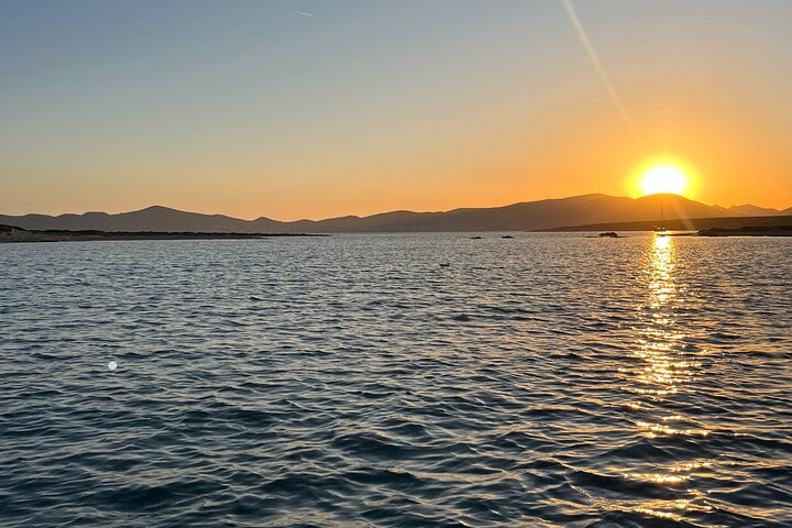 Visite au coucher du soleil autour d'Antiparos | Tour en bateau privé