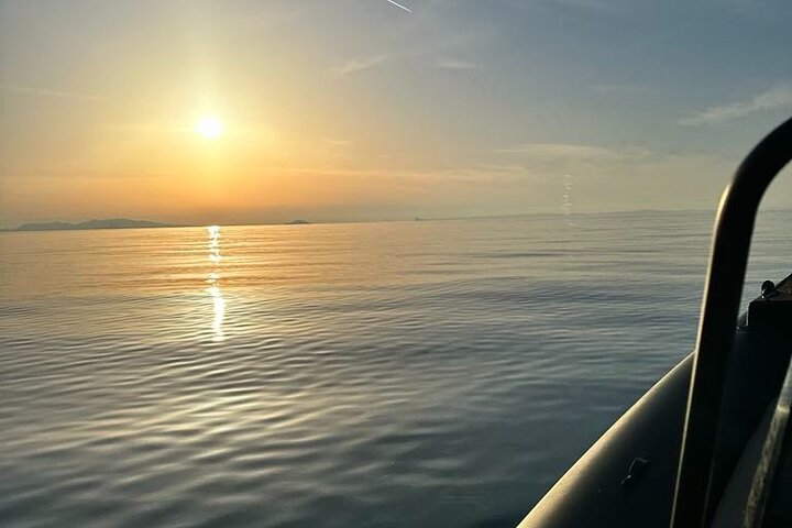 Visite au coucher du soleil autour d'Antiparos | Tour en bateau privé