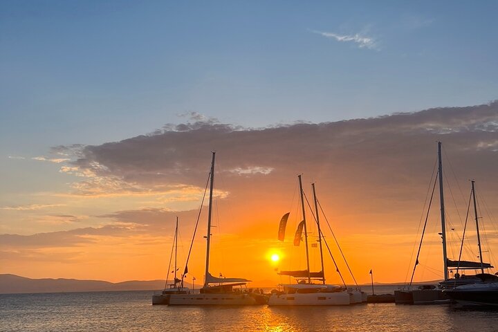 Visite au coucher du soleil autour d'Antiparos | Tour en bateau privé