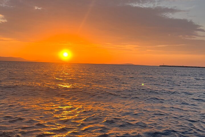 Visite au coucher du soleil autour d'Antiparos | Tour en bateau privé