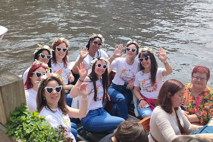 Boat trip, guided walk and chocolate