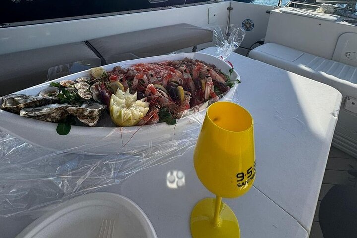 Passeio de barco, festa em barco, observação de golfinhos, pesca.