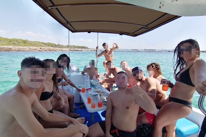 Passeio de barco, festa em barco, observação de golfinhos, pesca.