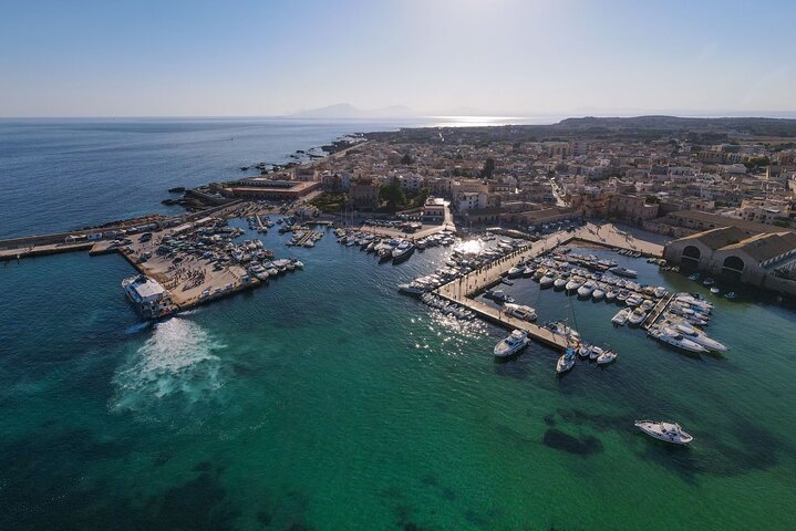 Favignana och Levanzo, Egadiska öarna turnerar med båt från Trapani