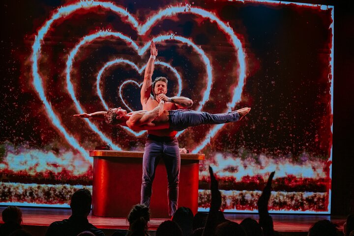 Shiners - Vuxenkomedi och cirkusshow på Woolworth Theatre