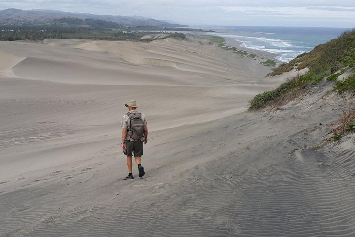 "Aventura en la Costa de Coral: Cerámica, Kava, Meke, Dunas y Templo''