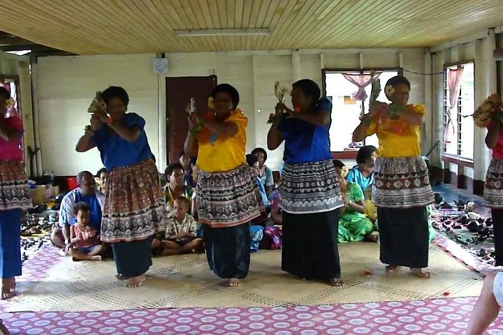 "Aventura en la Costa de Coral: Cerámica, Kava, Meke, Dunas y Templo''