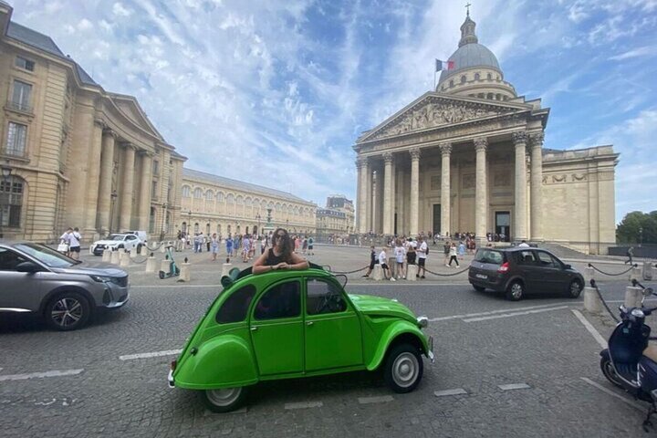 ¡Descubre París con estilo a bordo de un coche clásico francés Vintage!