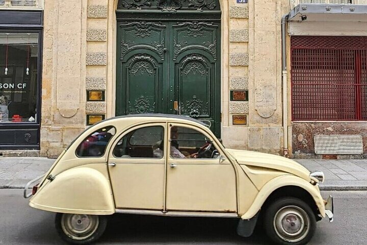 ¡Descubre París con estilo a bordo de un coche clásico francés Vintage!