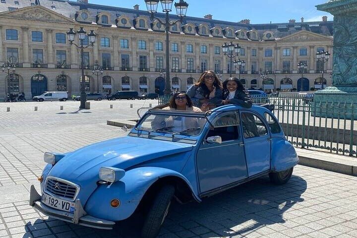 ¡Descubre París con estilo a bordo de un coche clásico francés Vintage!