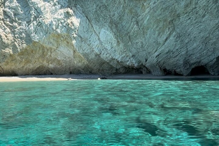 Privates Boot auf Zakynthos: Marathonisi, Keri-Höhlen, Myzithres (max. 5 Personen)