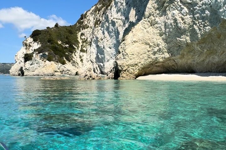Privates Boot auf Zakynthos: Marathonisi, Keri-Höhlen, Myzithres (max. 5 Personen)