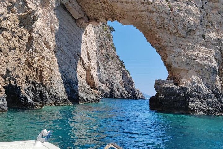 Privates Boot auf Zakynthos: Marathonisi, Keri-Höhlen, Myzithres (max. 5 Personen)