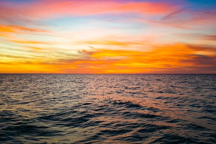 Crociera per festeggiare il tramonto durante i tour in barca ai tropici