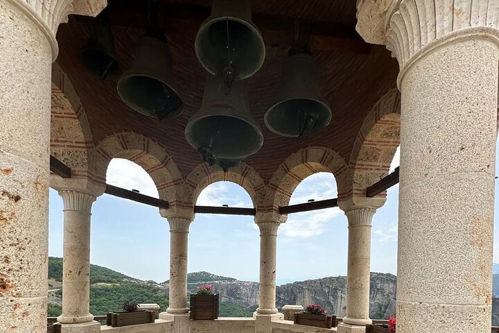 De Atenas: viagem de um dia pela história das cavernas e mosteiros de Meteora de trem