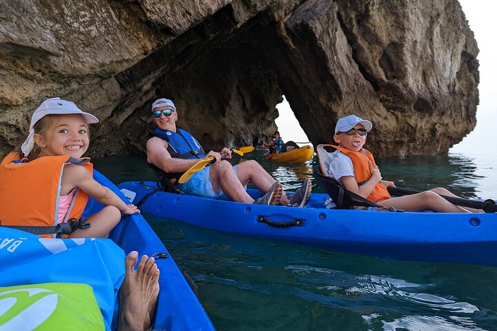 Sesimbra: tour guidato in kayak nel parco naturale e nelle grotte di Arrábida