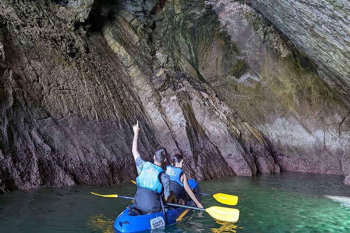 Sesimbra: tour guidato in kayak nel parco naturale e nelle grotte di Arrábida