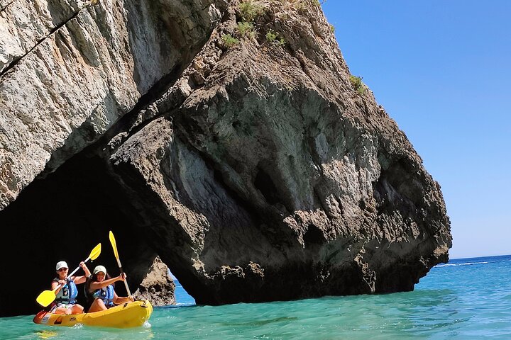 Sesimbra: tour guidato in kayak nel parco naturale e nelle grotte di Arrábida