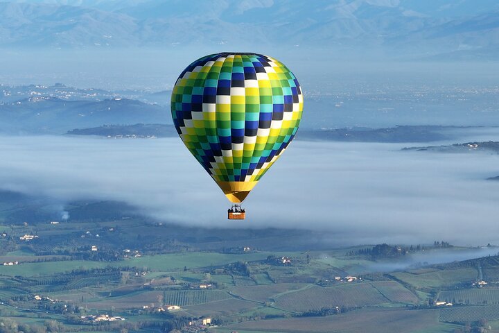 Montgolfière au-dessus des collines de Pienza, Montalcino et Val D'Orcia