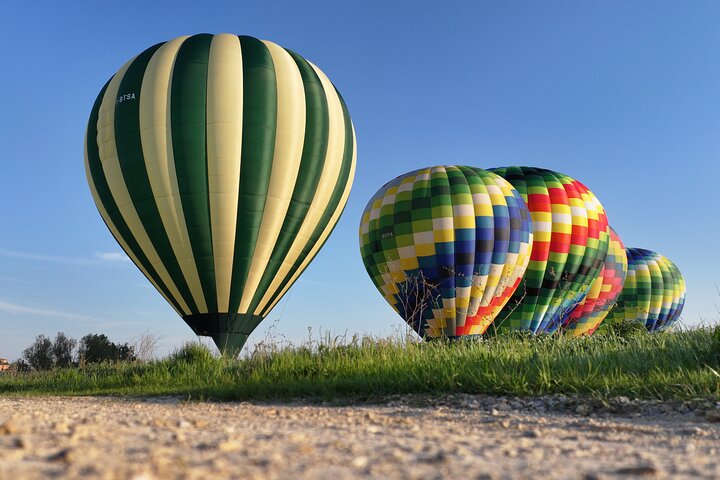 Montgolfière au-dessus des collines de Pienza, Montalcino et Val D'Orcia