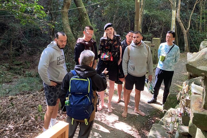 泉佐野市の犬鳴山で、日本旅館の温泉と会席料理付きプライベート登山トレッキング
